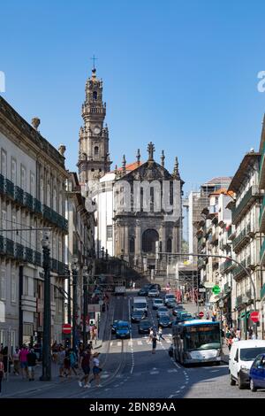 Torre dos Clerigos visto da Rua Dos Clerigos a Porto, Portogallo Foto Stock