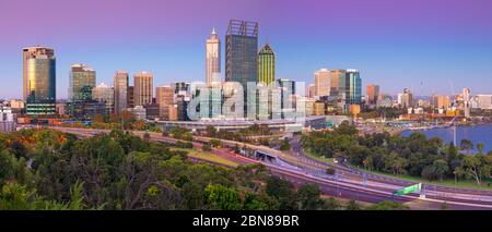 Perth. Immagine panoramica dello skyline di Perth, Australia, durante l'ora del crepuscolo. Foto Stock