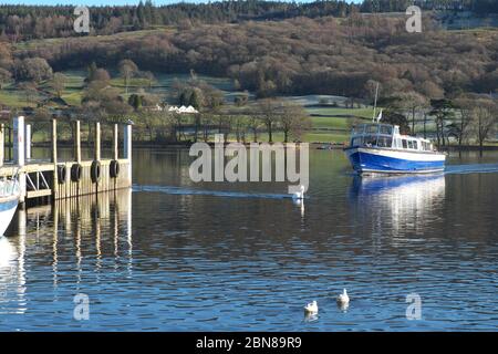 Il lancio del Coniston sull'acqua di Coniston, uno dei molti laghi nel Lake District National Park, Cumbria, Regno Unito Foto Stock