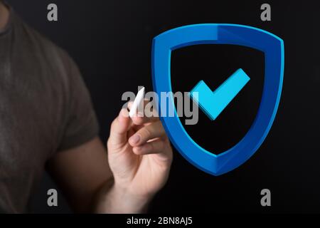 Un codice dati di sicurezza digitale in mano Foto Stock