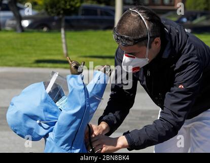 Kiev, Ucraina. 13 maggio 2020. Sculture raffiguranti bambini fondatori di Kyiv visto vestito da attivisti in tute protettive durante un rally di prestazioni in sostegno ai medici ucraini operai e medici in mezzo al Covid-19 epidemia di coronavirus a Kiev, Ucraina, il 13 maggio 2020. Gli attivisti hanno tenuto il rally per esprimere rispetto e gratitudine ai medici e ai medici che lottano con il coronavirus COVID-19. L'Ucraina ha iniziato ad allentare le restrizioni anti-virus dopo mesi dalla quarantena, introdotta nel paese dal 12 marzo 2020 e prorogata successivamente fino al 22 maggio. Credit: Serg Glovny/ZUMA Wire/Alamy Live News Foto Stock