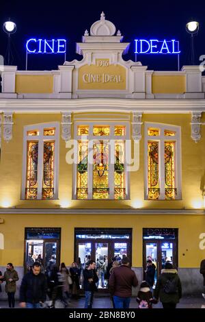 Il cinema Yelmo Cine è uno dei cinema più antichi di Madrid del 1916 circa. Con vetrate staind attribuite alla fabbrica la Casa Maumejean, Calle del Doctor Foto Stock