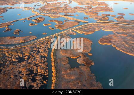 Vista aerea di stagni e canali al Great Salt Lake, Salt Lake City, Utah, USA Foto Stock