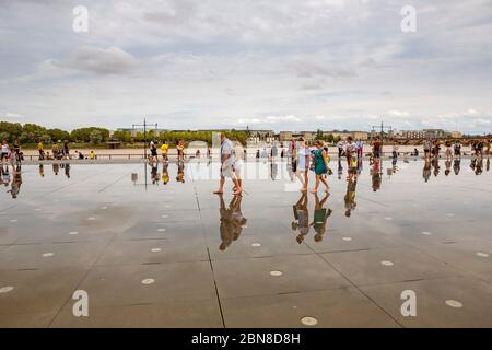 BORDEAUX, Francia - 11 agosto: il famoso Bordeaux specchio di acqua pieno di persone aventi il divertimento in acqua, il 11 agosto 2019 a Bordeaux, Francia. Foto Stock