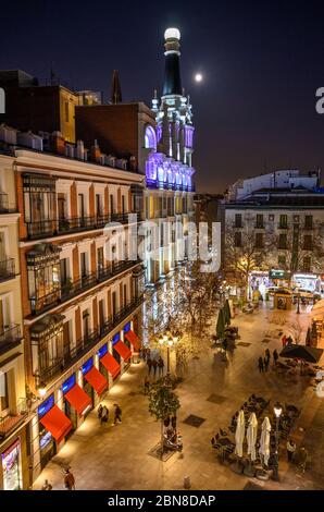 La Plaza del Angel di notte, con il Reina Victoria Hotel sullo sfondo, nel centro di Madrid, Spagna Foto Stock