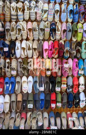 " Espadrilles " di corda sandali con suole, alpargatas (in spagnolo) nella vetrina di un negozio in Calle de Toledo, Madrid, Spagna Foto Stock