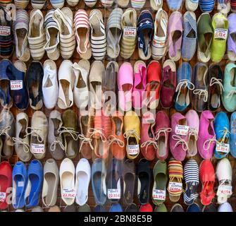 " Espadrilles " di corda sandali con suole, alpargatas (in spagnolo) nella vetrina di un negozio in Calle de Toledo, Madrid, Spagna Foto Stock