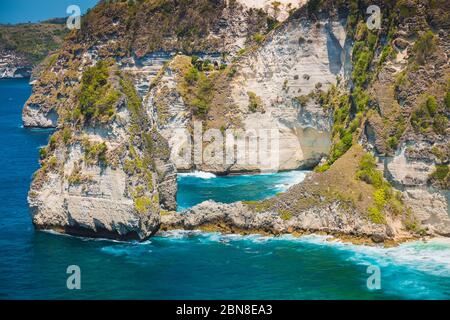 Rocce e scogliere vicino alla spiaggia Diamond a Nusa Penida Foto Stock