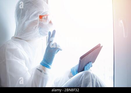 Comunicazione online web chat telefono e Internet nel contesto di coronavirus pandemico e auto isolamento in ospedale Foto Stock