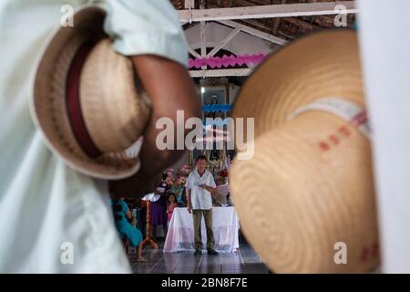 Celebrazione religiosa, operatori rurali frequentano la messa cattolica, Santa Teresa D´Ávila celebrazione. Itamatatua Quilombo, Alcântara, Maranhão, Brasile. Foto Stock