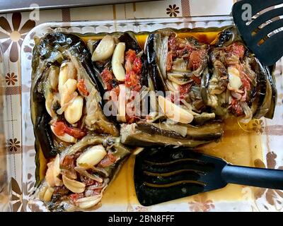 Turco casalingo alimentare Imam Bayildi. Melanzane farcite con verdure. Cibo tradizionale. Foto Stock