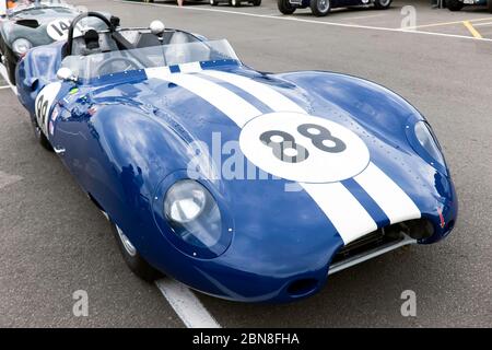 Vista frontale di tre quarti di una 1959, Blue, Lister Costin Jaguar, in attesa della sessione di qualificazione del Trofeo Stirling Moss per le sportscar Pre '61 Foto Stock