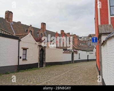 Le strade in ciottoli con piccoli e accoglienti dipinte di bianco case in mattoni del santo angolo o Vecchio Santa Elisabetta beghinaggio, Gand, Belgio Foto Stock