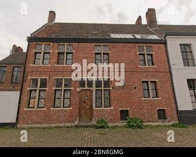 Strade acciottolate con piccola casa di mattoni accogliente nel angolo Santo o Old Saint Elisabeth beghinage, Gand, Belgio, Foto Stock