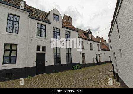 Le strade in ciottoli con piccoli e accoglienti dipinte di bianco case in mattoni del santo angolo o Vecchio Santa Elisabetta beghinaggio, Gand, Belgio Foto Stock