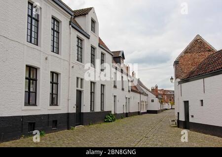 Le strade in ciottoli con piccoli e accoglienti dipinte di bianco case in mattoni del santo angolo o Vecchio Santa Elisabetta beghinaggio, Gand, Belgio Foto Stock