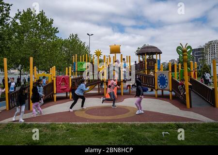 Istanbul, Turchia. 13 maggio 2020. I bambini giocano in un parco a Istanbul, Turchia, 13 maggio 2020. I bambini di età inferiore ai 14 anni in Turchia sono stati ammessi all'esterno mercoledì per la prima volta in 40 giorni nell'ambito del piano di normalizzazione COVID-19 del paese. Credit: Yasin Akgul/Xinhua/Alamy Live News Foto Stock