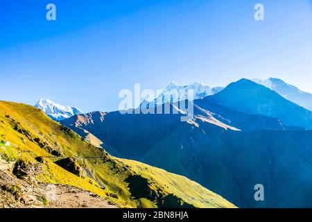 Montagne verdi e innevate di Roopkund, Uttarakhand, India. Roopkund Trek è un famoso centro di trekking. Montagne di neve a Uttarakhand, India. - immagine Foto Stock