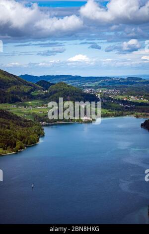 Fuschl, Austria. 01 maggio 2020. Veduta aerea del lago Fuschlsee, un bellissimo lago nelle Alpi austriache vicino a Salisburgo. Foto Stock