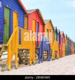 Colorate capanne vittoriane sulla spiaggia di Muizenberg, False Bay, vicino a Città del Capo, Sud Africa Foto Stock