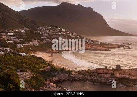 Vista panoramica sui sobborghi costieri di Llandudno e Sandy Bay vicino all'oceano, al tramonto, Città del Capo, Sud Africa Foto Stock