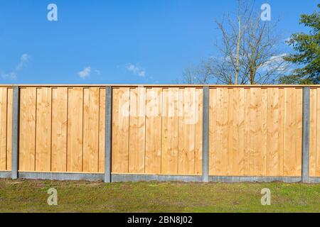 Costruito nuovo recinto orizzontale in legno nel cortile olandese Foto Stock