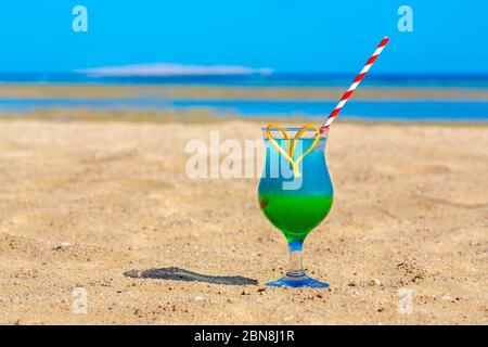 Bicchiere con cocktail drink colorato sulla spiaggia egiziana Foto Stock