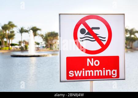 Nessun segno di nuoto vicino all'acqua dello stagno in Egitto Foto Stock