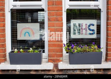 West Norwood, Regno Unito. 13 maggio 2020. Un arcobaleno e NHS che si apre nella finestra di una casa a West Norwood durante la pandemia di Coronavirus a South London, Inghilterra. (Foto di Sam Mellish / Alamy Live News) Foto Stock