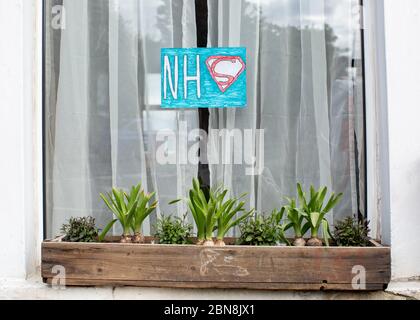 West Norwood, Regno Unito. 13 maggio 2020. Un disegno colorato con le lettere NHS, con la S sotto forma del logo Superman, in una finestra di una casa di West Norwood durante la pandemia di Coronavirus nel sud di Londra, Inghilterra. (Foto di Sam Mellish / Alamy Live News) Foto Stock