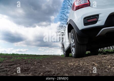 Vista dal basso dell'incrocio sulla strada nel campo Foto Stock