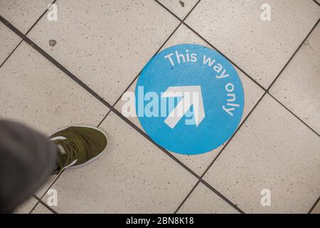 West Norwood, Regno Unito. 13 maggio 2020. Segnali di distanza sociale a senso unico nel supermercato Co-op a West Norwood durante la pandemia di Coronavirus a South London, Inghilterra. (Foto di Sam Mellish / Alamy Live News) Foto Stock