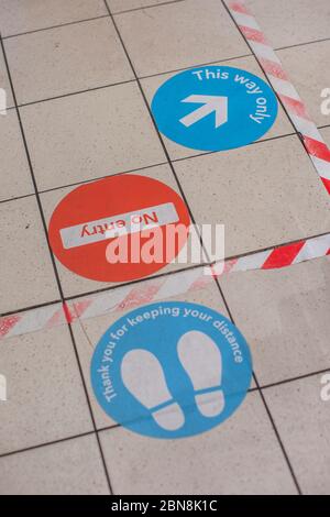 West Norwood, Regno Unito. 13 maggio 2020. Segnali di distanza sociale a senso unico nel supermercato Co-op a West Norwood durante la pandemia di Coronavirus a South London, Inghilterra. (Foto di Sam Mellish / Alamy Live News) Foto Stock