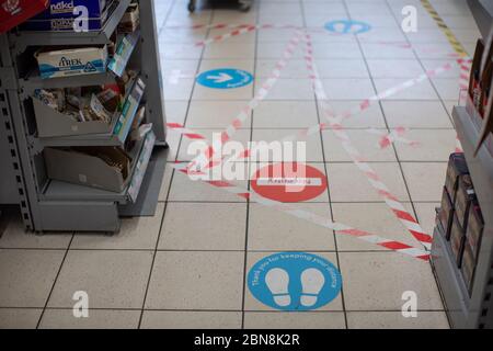 West Norwood, Regno Unito. 13 maggio 2020. Segnali di distanza sociale a senso unico nel supermercato Co-op a West Norwood durante la pandemia di Coronavirus a South London, Inghilterra. (Foto di Sam Mellish / Alamy Live News) Foto Stock