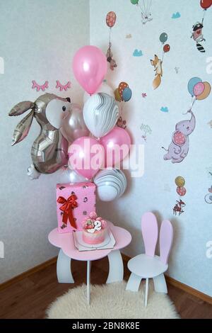 Interno della stanza per bambini decorata per la festa di compleanno Foto Stock