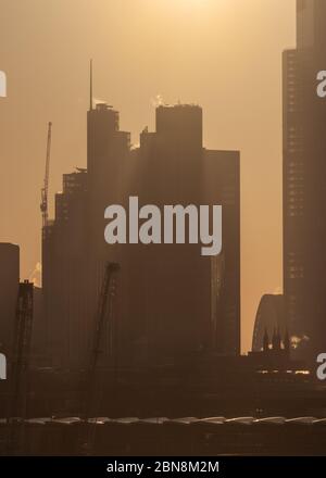 Sunrise a Londra crea silhouette di edifici alti nella City di Londra Foto Stock