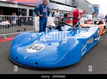 Thomas Hardy in piedi dalla sua Blue, 1984, Shrike P15, prima dell'inizio della sessione di qualificazione per la HSCC Thundersports Race. Foto Stock