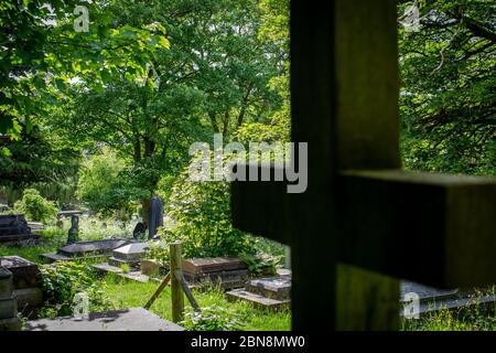 West Norwood, Regno Unito. 13 maggio 2020. West Norwood Cemetery a South London, Inghilterra. Il West Norwood Cemetery è un cimitero rurale di 40 acri a West Norwood a Londra, Inghilterra. Era anche conosciuto come il Cimitero Metropolitano del Sud. Il cimitero contiene 52 tombe di guerra del Commonwealth della seconda guerra mondiale e 136 della prima guerra mondiale (foto di Sam Mellish / Alamy Live News) Foto Stock