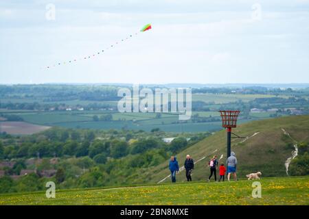 Dunstable, Bedfordshire, Regno Unito. 13 maggio 2020. Il vivace Chiltern Hills Gateway Center è quasi deserte il primo giorno delle restrizioni di blocco rilassato nel Regno Unito. Credit: Ben Flavell/Alamy Live News. Foto Stock