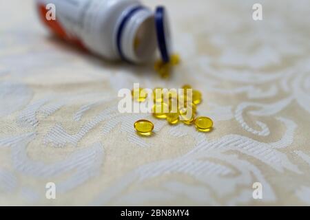 Integratori di vitamina D, vitamina D3, pillole che sostengono il livello di energia e amplifica il sistema immunitario per combattere il virus Foto Stock