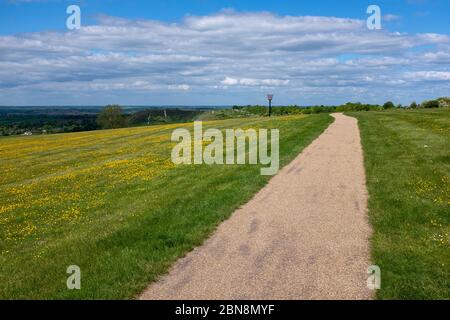 Dunstable, Bedfordshire, Regno Unito. 13 maggio 2020. Il vivace Chiltern Hills Gateway Center è quasi deserte il primo giorno delle restrizioni di blocco rilassato nel Regno Unito. Credit: Ben Flavell/Alamy Live News. Foto Stock