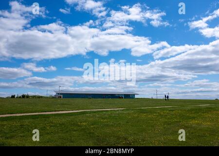 Dunstable, Bedfordshire, Regno Unito. 13 maggio 2020. Il vivace Chiltern Hills Gateway Center è quasi deserte il primo giorno delle restrizioni di blocco rilassato nel Regno Unito. Credit: Ben Flavell/Alamy Live News. Foto Stock