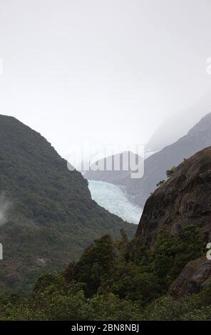 Ghiacciaio di Fox. Montagne glaciali rivestite di ghiaccio delle Alpi meridionali, Isola del Sud, Nuova Zelanda. Nessuna gente. Foto Stock