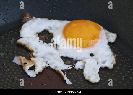 Uova fritte in una padella. Sopra uovo facile. Uova fritte ben fatte. Foto Stock