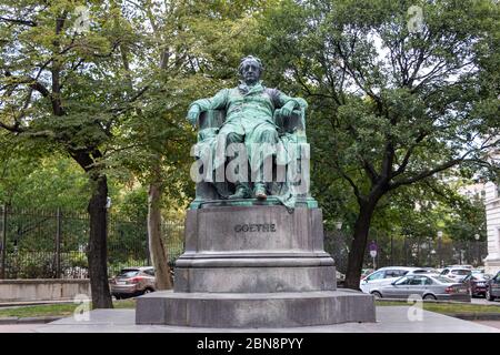 Vienna, Austria - 1 settembre 2019: Statua dello scrittore tedesco Goethe a Vienna, Austria Foto Stock