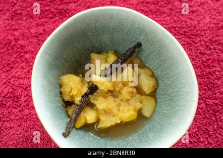 Ciotola di composta di mele con un baccello di vaniglia Foto Stock