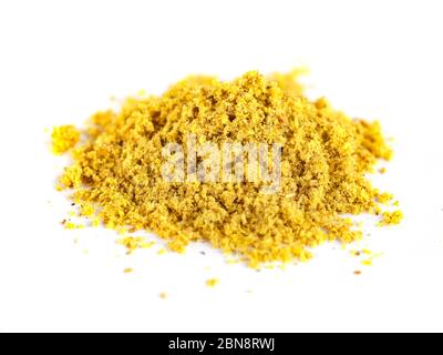 Spezie di curry arancione isolate su sfondo bianco Foto Stock