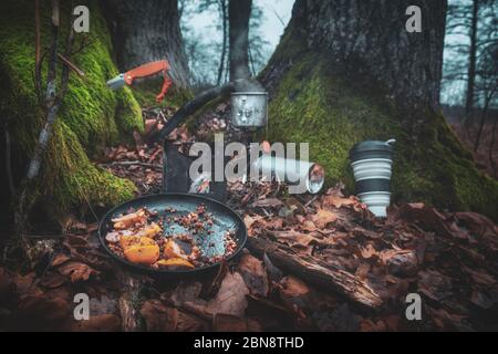 Cucinate in un viaggio escursionistico con uno zaino. Foto Stock