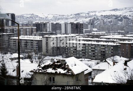 23 febbraio 1994 durante l'assedio di Sarajevo: Una vista attraverso i blocchi residenziali di Hrasno e oltre, da una posizione bosniaco-serbo cecchino a Vraca, a sud di Sniper Alley. Foto Stock