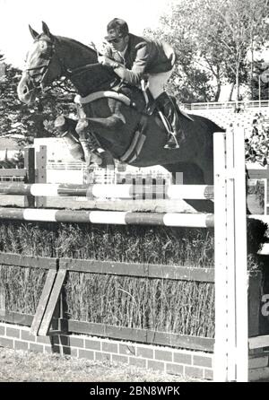 Jim Day (CAN) equitazione Canadian Club, la Baule, Francia, 1970 Foto Stock